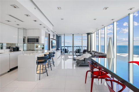 Condo in Miami Beach, Florida, 2 bedrooms № 2254028 - photo 8