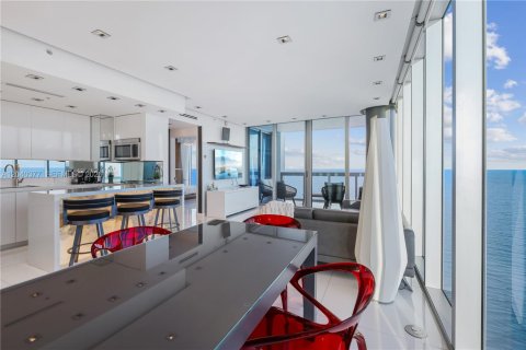 Condo in Miami Beach, Florida, 2 bedrooms № 2254028 - photo 14