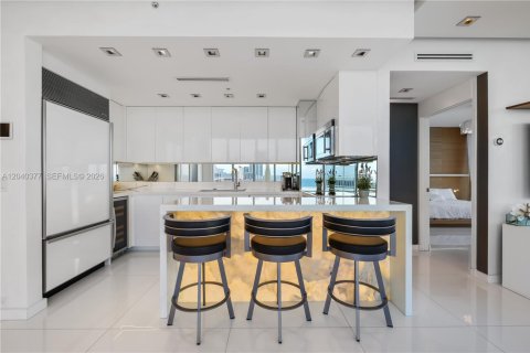 Condo in Miami Beach, Florida, 2 bedrooms № 2254028 - photo 11