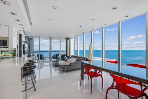 Condo in Miami Beach, Florida, 2 bedrooms № 2254028 - photo 9