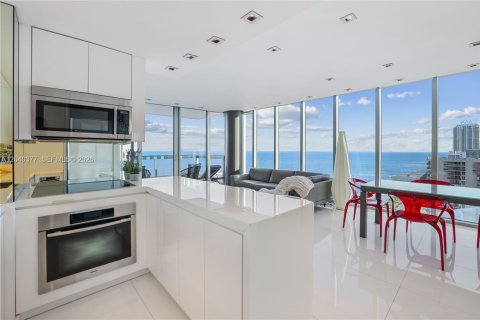 Condo in Miami Beach, Florida, 2 bedrooms № 2254028 - photo 13