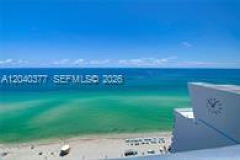 Condo in Miami Beach, Florida, 2 bedrooms № 2254028 - photo 2