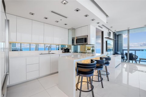 Condo in Miami Beach, Florida, 2 bedrooms № 2254028 - photo 10