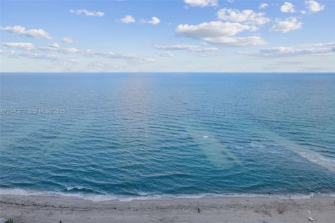 Condo in Miami Beach, Florida, 2 bedrooms № 2254028 - photo 23
