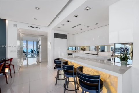 Condo in Miami Beach, Florida, 2 bedrooms № 2254028 - photo 12