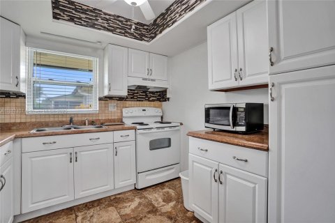 Casa en venta en West Palm Beach, Florida, 2 dormitorios, 77.02 m2 № 1931208 - foto 13