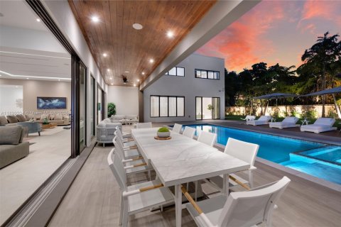 House in Miami, Florida 9 bedrooms, 524.8 sq.m. № 2081632 - photo 20
