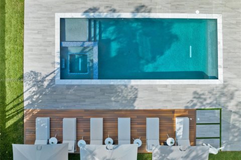 House in Miami, Florida 9 bedrooms, 524.8 sq.m. № 2081632 - photo 23