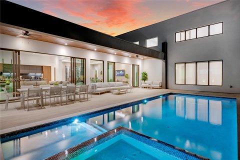 House in Miami, Florida 9 bedrooms, 524.8 sq.m. № 2081632