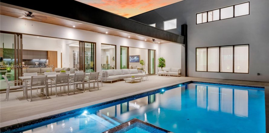 House in Miami, Florida 9 bedrooms, 524.8 sq.m. № 2081632
