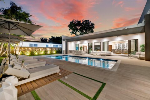House in Miami, Florida 9 bedrooms, 524.8 sq.m. № 2081632 - photo 4