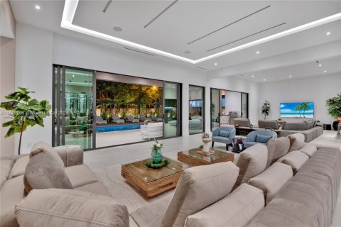 House in Miami, Florida 9 bedrooms, 524.8 sq.m. № 2081632 - photo 13
