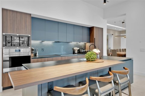 House in Miami, Florida 9 bedrooms, 524.8 sq.m. № 2081632 - photo 17