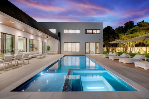 House in Miami, Florida 9 bedrooms, 524.8 sq.m. № 2081632 - photo 3