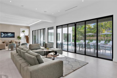 House in Miami, Florida 9 bedrooms, 524.8 sq.m. № 2081632 - photo 18