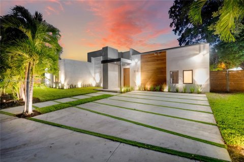 House in Miami, Florida 9 bedrooms, 524.8 sq.m. № 2081632 - photo 5