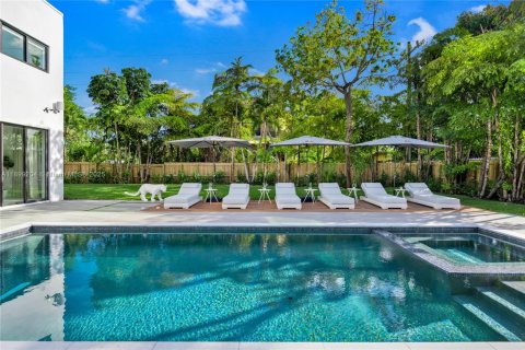 House in Miami, Florida 9 bedrooms, 524.8 sq.m. № 2081632 - photo 25