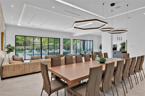House in Miami, Florida 9 bedrooms, 524.8 sq.m. № 2081632 - photo 12