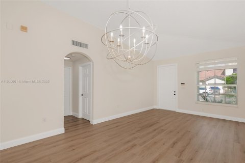 Townhouse in Miramar, Florida 3 bedrooms, 123 sq.m. № 1951467 - photo 13