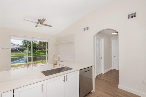 Townhouse in Miramar, Florida 3 bedrooms, 123 sq.m. № 1951467 - photo 16