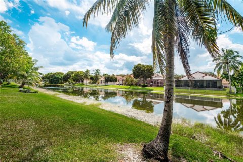 Townhouse in Miramar, Florida 3 bedrooms, 123 sq.m. № 1951467 - photo 10