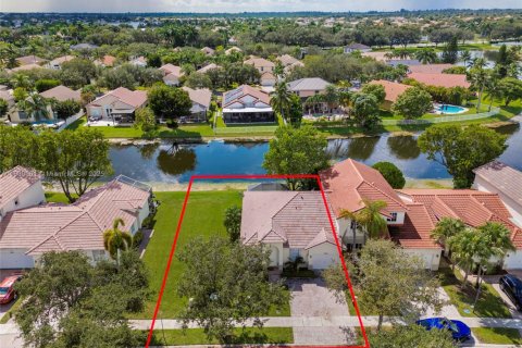 Townhouse in Miramar, Florida 3 bedrooms, 123 sq.m. № 1951467 - photo 1