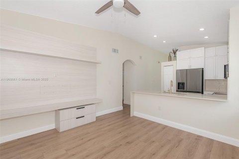 Townhouse in Miramar, Florida 3 bedrooms, 123 sq.m. № 1951467 - photo 20