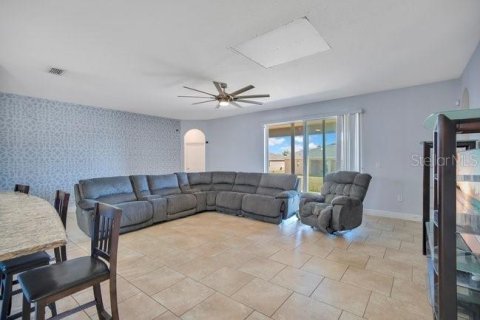 Casa en venta en Deltona, Florida, 5 dormitorios, 285.4 m2 № 2145396 - foto 5