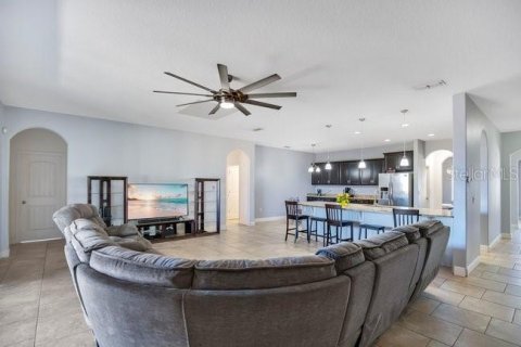Casa en venta en Deltona, Florida, 5 dormitorios, 285.4 m2 № 2145396 - foto 3