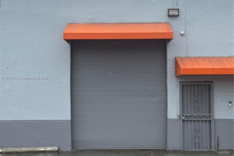 Propiedad comercial en venta en Hialeah, Florida № 1934826 - foto 1