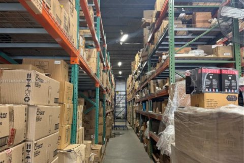 Propiedad comercial en venta en Hialeah, Florida № 1934826 - foto 5