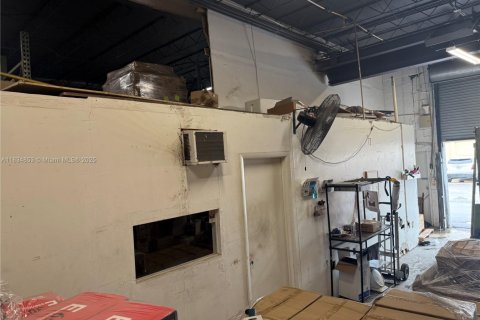 Propiedad comercial en venta en Hialeah, Florida № 1934826 - foto 4
