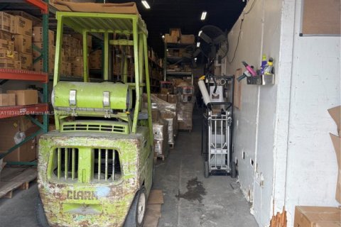 Propiedad comercial en venta en Hialeah, Florida № 1934826 - foto 2