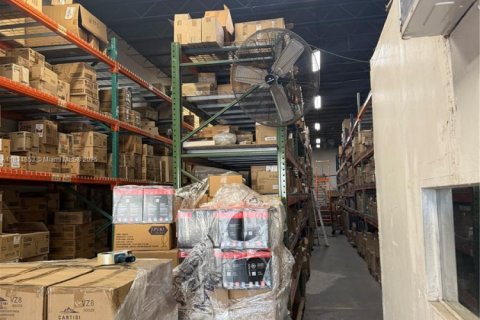 Propiedad comercial en venta en Hialeah, Florida № 1934826 - foto 3