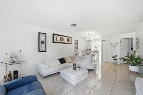 House in Kissimmee, Florida 2 bedrooms, 81.29 sq.m. № 2111497 - photo 3