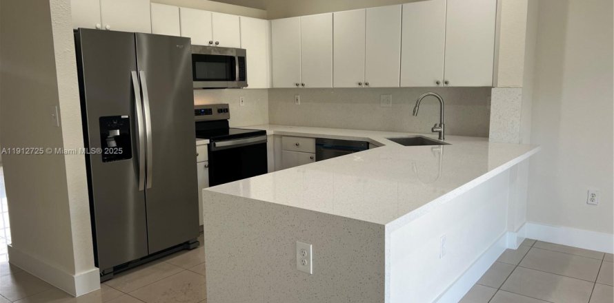 Кондоминиум с 3 спальнями в Хайалиа, Флорида № 1969574