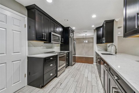 Condo in Pinellas Park, Florida, 2 bedrooms  № 1900063 - photo 13