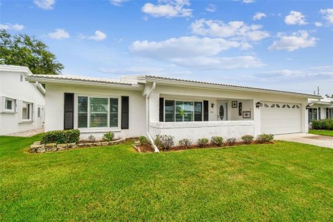 Condo in Pinellas Park, Florida, 2 bedrooms  № 1900063 - photo 1