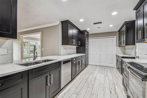 Condo in Pinellas Park, Florida, 2 bedrooms  № 1900063 - photo 3