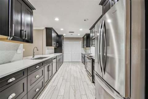 Condo in Pinellas Park, Florida, 2 bedrooms  № 1900063 - photo 10