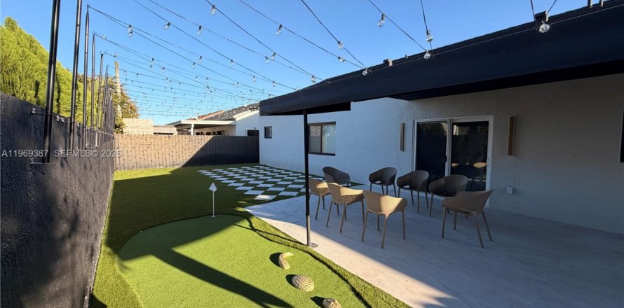 Дом в Майами, Флорида 4 спальни, 161.93м2 № 2032616