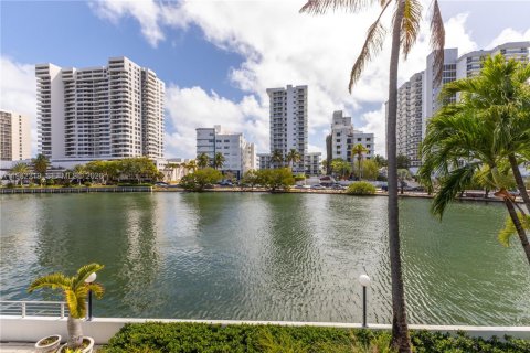 Estudio en el Condominio en Miami Beach, Florida  № 2045022