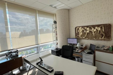 Propiedad comercial en venta en Aventura, Florida № 1987552 - foto 15