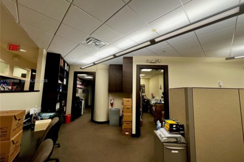 Propiedad comercial en venta en Aventura, Florida № 1987552 - foto 9