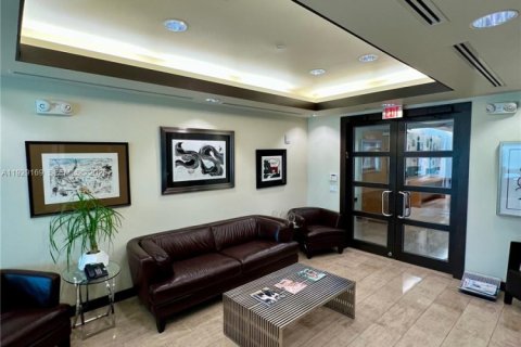 Propiedad comercial en venta en Aventura, Florida № 1987552 - foto 4