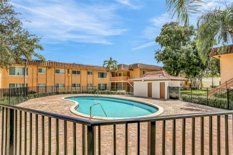 Condominio en alquiler en Lauderdale Lakes, Florida, 2 dormitorios, 70.51 m2 № 1971809 - foto 1