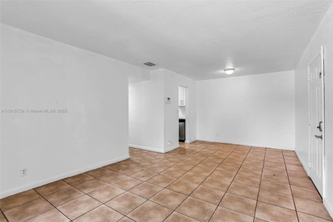 Condominio en alquiler en Lauderdale Lakes, Florida, 2 dormitorios, 70.51 m2 № 1971809 - foto 2