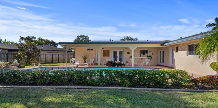 House in Plantation, Florida 4 bedrooms, 284.37 sq.m. № 925455