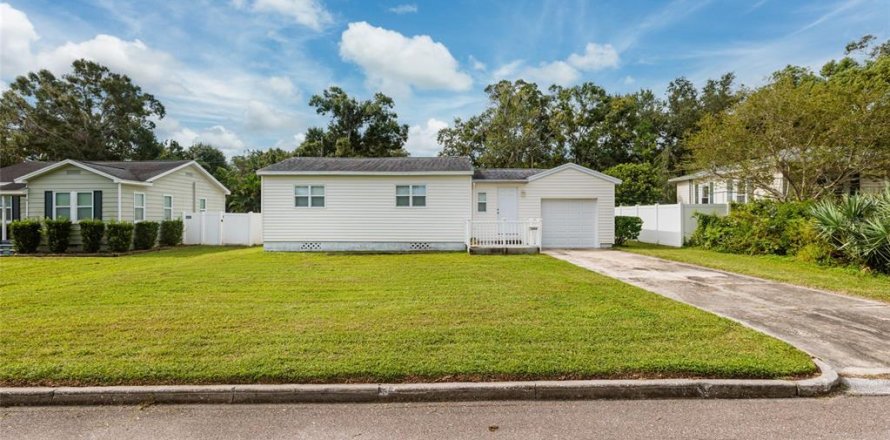 House in Saint Petersburg, Florida 2 bedrooms, 84.17 sq.m. № 1913595