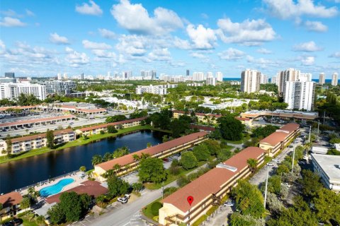 Condo in Aventura, Florida, 2 bedrooms  № 1953856 - photo 23